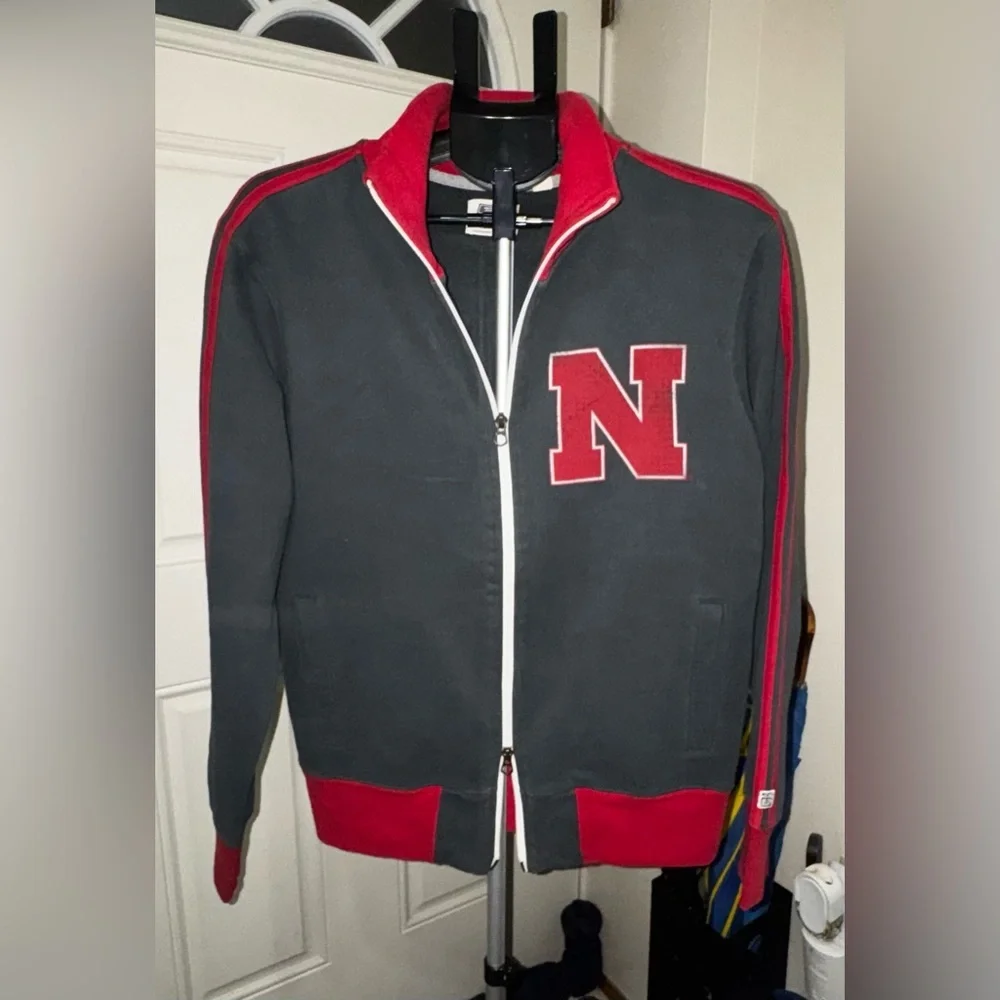 Tailgate gray red